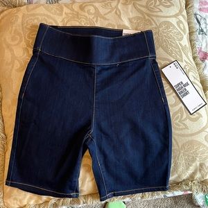 Almost Famous . Super High Rise Biker Shorts. Size Small.